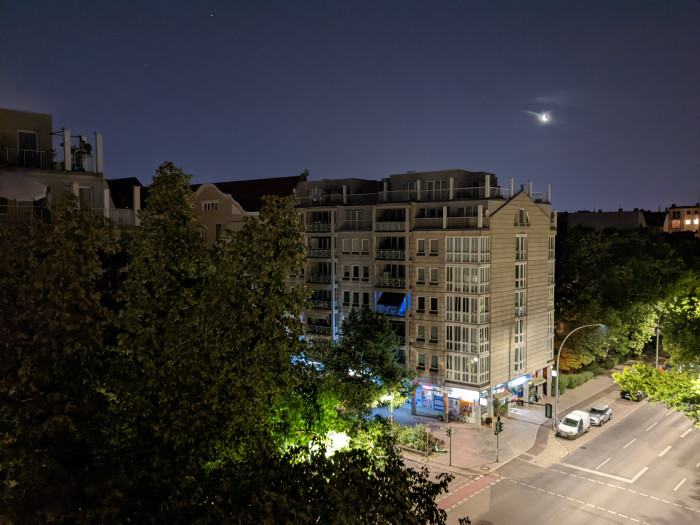 Der Nachtmodus des Pixel 6a belichtet die dunklen Bereiche besser und ist weniger verrauscht, daf&uuml;r aber weniger scharf. (Bild: Tobias K&ouml;ltzsch/Golem.de)